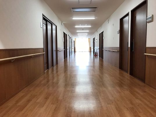 幅の広い廊下の両サイドには手すりが設置され、各居室は開け閉めがスムーズな引き戸を採用。
