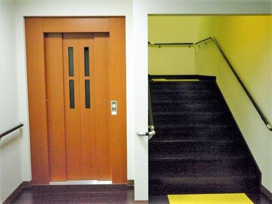 エレベーターの隣には階段が設置され、手すりもついている。