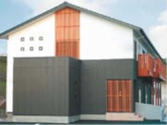 『グループホーム　パラソル　倉敷中庄』は、日本家屋風の建物が魅力です。懐かしい木のぬくもりを感じていただける建物です。