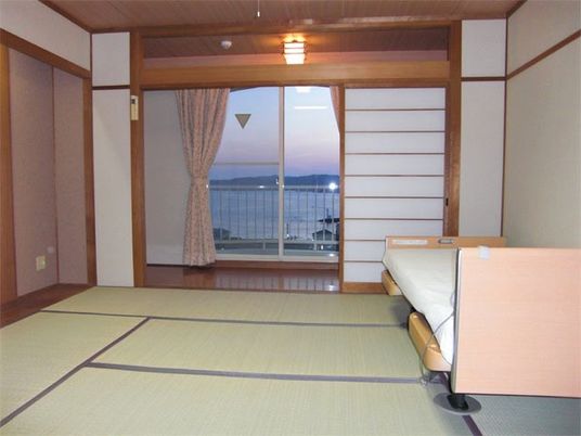 本格的な畳敷きの居室には海洋のベッドが置かれている。