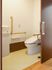 手すりがついた引き戸仕様のトイレの様子。居室内にある設備の写真