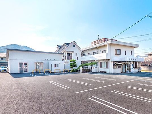 複数台停められる駐車場がある建物の敷地内。高齢者向け施設の外観