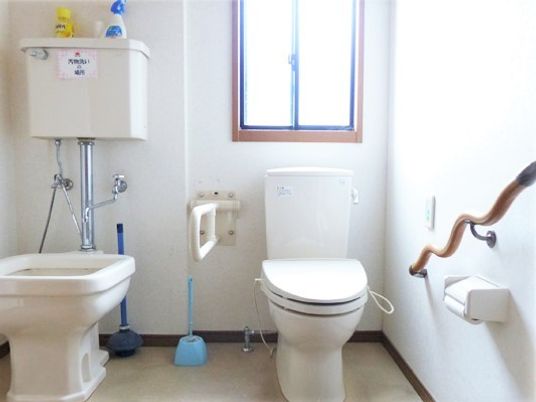 トイレは大きな窓が付き、手洗い場や手すりが付いている。