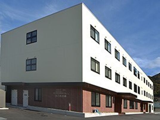 鉄骨造の建物の外観写真。なごみの森を外観から写したもの