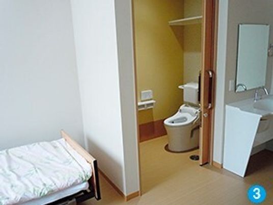 施設内に用意された居室内の設備。トイレと洗面台がある様子