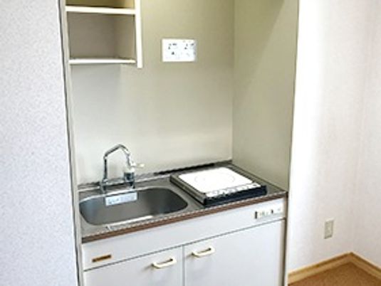 小さな一人用のキッチンスペース。施設内の居室についているキッチン