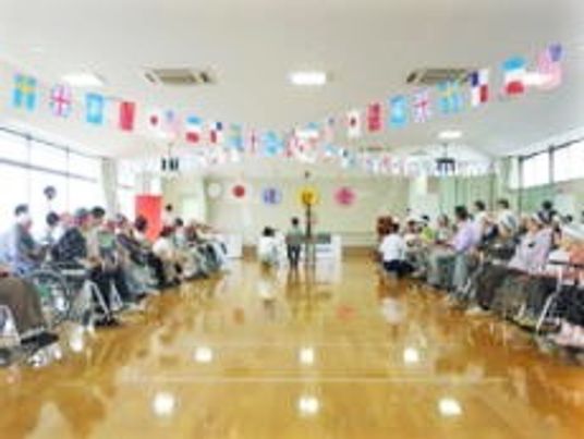 施設内の一番広いホールで行われている運動会の様子。万国旗の飾りつけされている天井