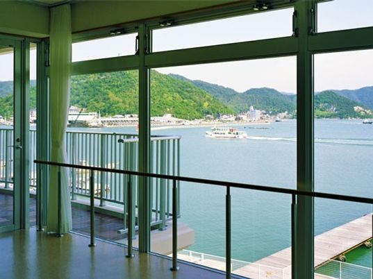 窓の外に広がっている海の景色の様子。瀬戸内の波がない穏やかな海