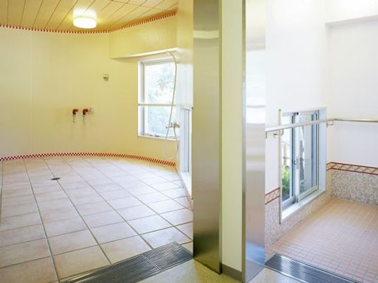 特殊浴室・個別浴室が写っている写真。高齢者用の特別な設備が写っている