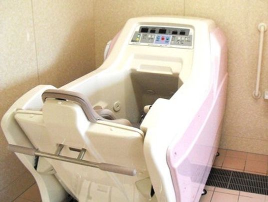 座ったままの姿勢で入浴できる設備の写真。機械浴槽の全景を写したもの