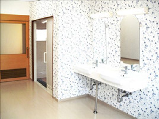 トイレと洗面台がついた居室内の様子。施設の居室内の写真