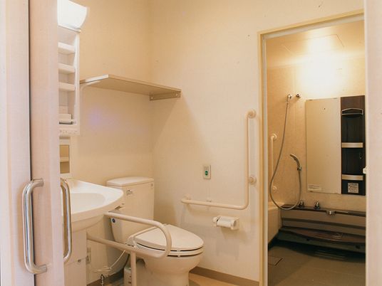 トイレと洗面台があるスペース。奥に個室仕様の浴槽がある