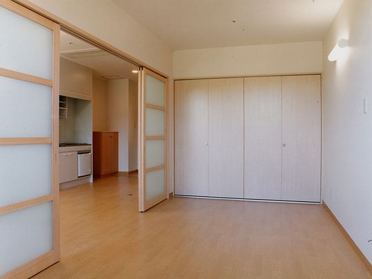 広めの部屋の様子。正面にある扉は収納であることがうかがえる