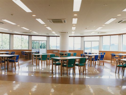 広めのリビングの様子。机と椅子が大きめのスペースにゆとりをもって配置してある