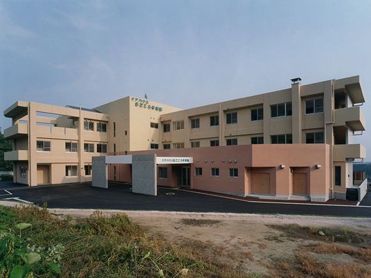 広めの敷地にゆったりと建っている施設の様子。近代的な建物