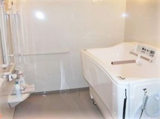 介護仕様の浴槽を写した写真。座った姿勢のまま楽に入れる浴槽