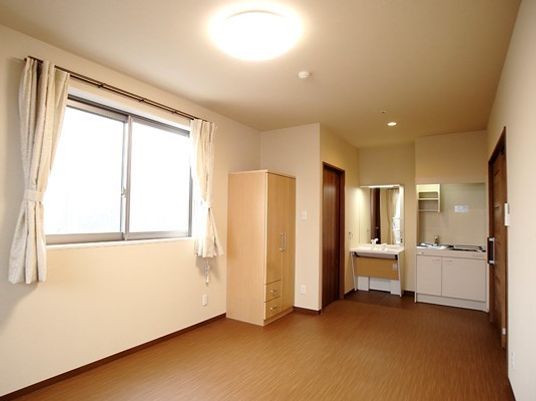 洗面台と収納がついた小さな部屋の様子。施設内の一番小さいタイプの個室