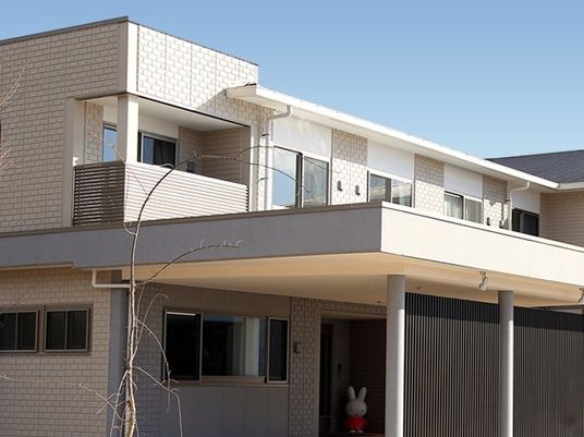 ２階建ての建物の様子。サービス付き住宅「さくらす大野」の外観写真