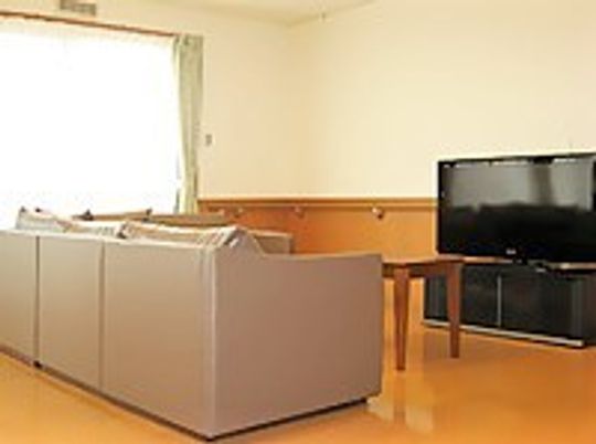 リビングには大きな窓が付き、大型テレビやソファが置かれている。