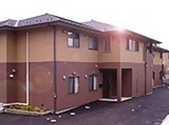 ブラウンを基調とした２階建ての建物は三角屋根が付きアットホームな雰囲気。