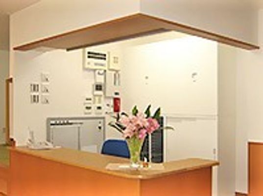 花瓶に花を生け季節の飾りを大切にした事務所はオープンで、話しかけやすい雰囲気。