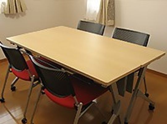 相談室にはシンプルなテーブルと、椅子が４脚置かれている。