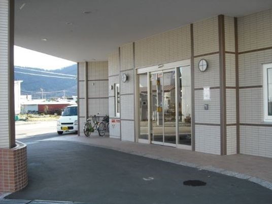 玄関周りから段差をなくし、安全に移動できる。屋根もついている。