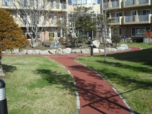 遊歩道が付いた庭園は手入れが行き届き、木がたくさん植えられている。