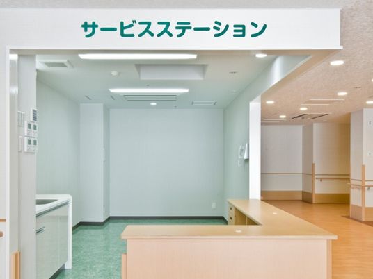 サービスステーションと書かれたオープンなスペースにはエル字型カウンターがあり、流し台もある。