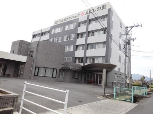 クリニック・訪問介護ステーションを併設した介護付き住宅『えにしの里』。医師・看護師が常駐し、医療にいつでもアクセスできる環境が整っています。