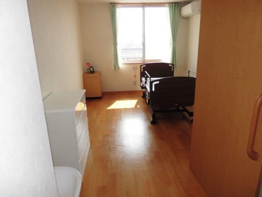 居室はおひとりずつ使える個室をご用意いたします。エアコンで適温を保ち、ご自分だけのプライベートな時間をお過ごしいただけます。