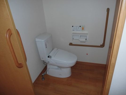 『えにしの里』の居室にはトイレを完備。いつでも誰かに気兼ねすることなくご自由にご利用いただけるよう配慮いたしました。