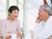 老夫婦が向かい合って話している様子。リラックスしている感じがうかがえる写真