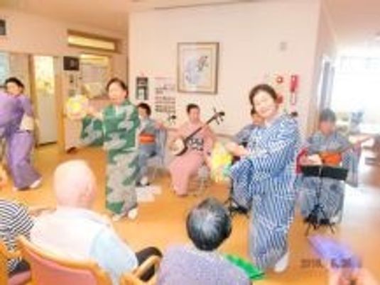地域ボランティアによる三味線や踊りを楽しむ入居者。