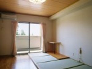 畳が敷かれたフローリングの居室。窓が大きく明るい雰囲気。