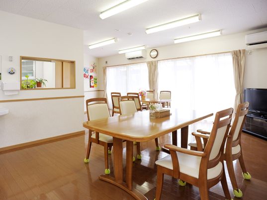 木製のテーブルセットが複数並べられている食堂にはテレビもあり、窓は大きく日当たり良好。