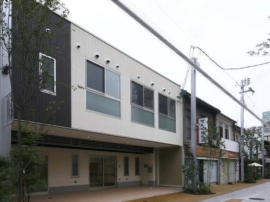 モダンな色合いを基調にした建物の正面。とおり町きなこの外観写真