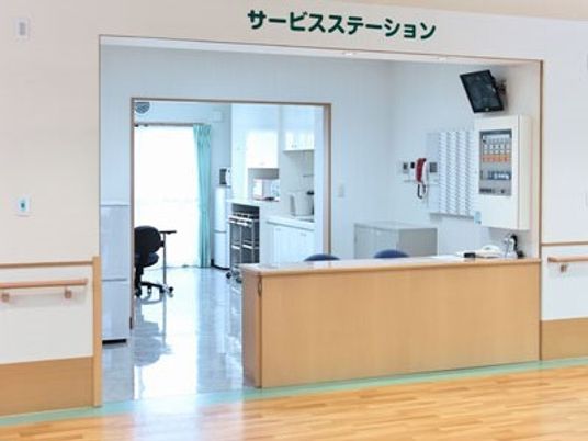 サービスステーションと書かれたオープンなスペースにはカウンターがあり、壁には多くのボタンが付いている。