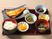 トレーには冬季の皿が並んでいて、魚の干物や野菜の和え物、ご飯やみそ汁が盛られている。