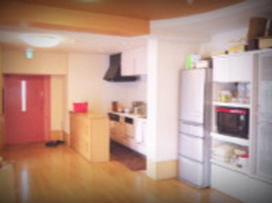 キッチンが設置されたスペースには冷蔵庫や食器棚、電子レンジなども置かれている。