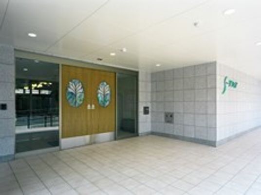 木製のしっかりとしたドアが設置された玄関周りには余計なものがなく、段差もない。