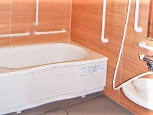 白い浴室には一般家庭と同じようなサイズの浴槽があり、シャワーも設置されている。