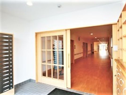 エントランスにはマットが敷かれ、広くまっすぐな廊下につながっている。