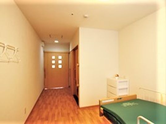 フローリングの居室にはベッドやトイレ、家具が付き、すっきりと片付いている。