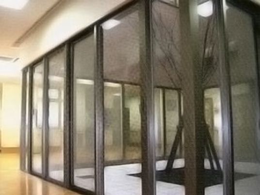 施設内の一部を写した写真。小さ目の中庭に植物が植えてある様子
