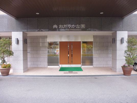 雨除けのひさしがついている施設のエントランス。オールバリアフリーの床の様子