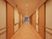 まっすぐな廊下の両サイドに手すりと居室のドアが並んでいて、居室のドアには明かり窓が付いていて、それぞれの居室によりデザインが異なる。