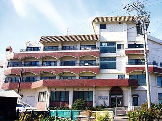 マンションのようなデザインの鉄骨造の建物。ケアハウスオリーブの外観