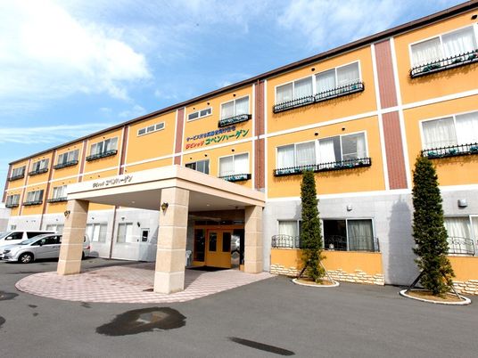 ほっとする色合いの建物の様子。サービス付き住宅の外観