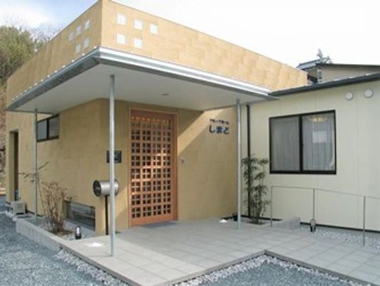 やわらかい色合いの建物の外観写真。グループホームしまどの外観